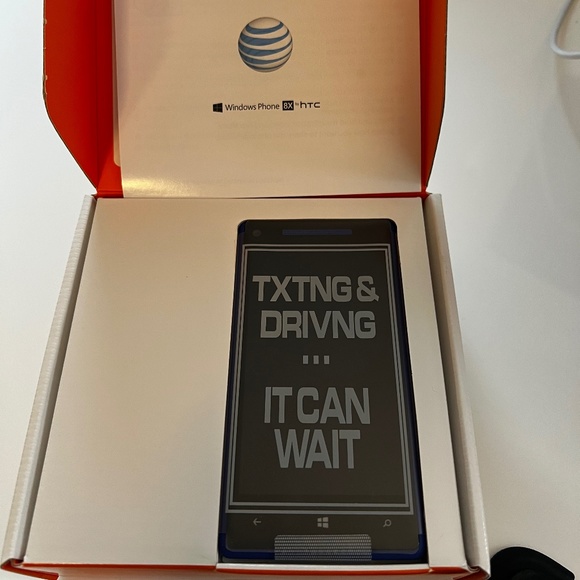 HTC Windows Phone 8x - Picture 3 of 4
